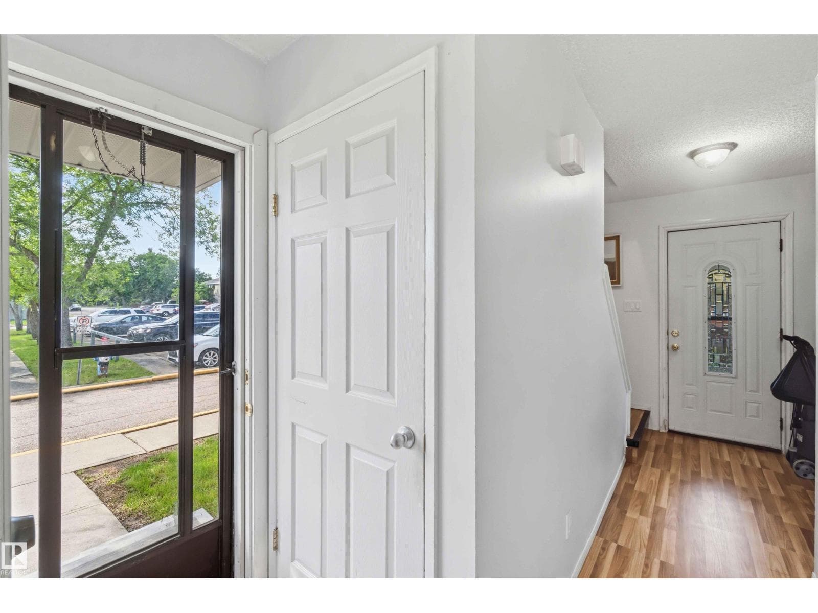 140 PRIMROSE GARDENS GD NW — photo 3