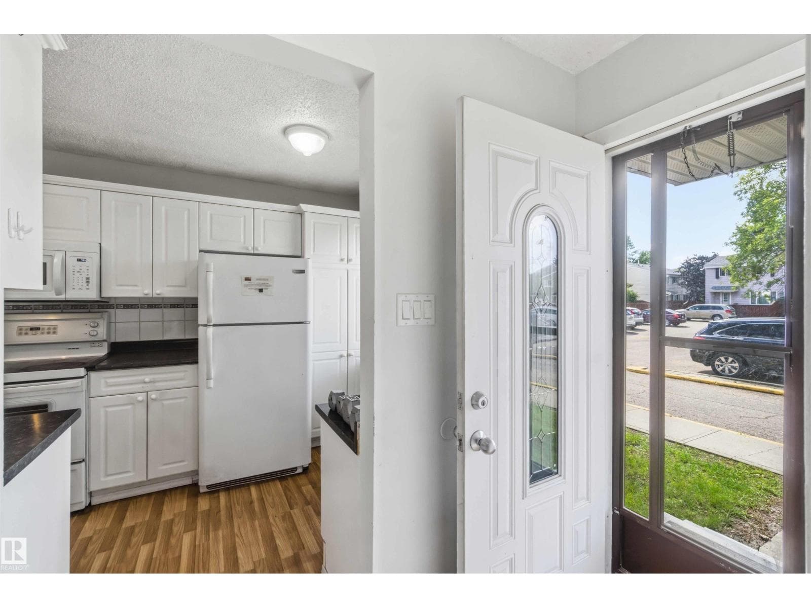 140 PRIMROSE GARDENS GD NW — photo 4