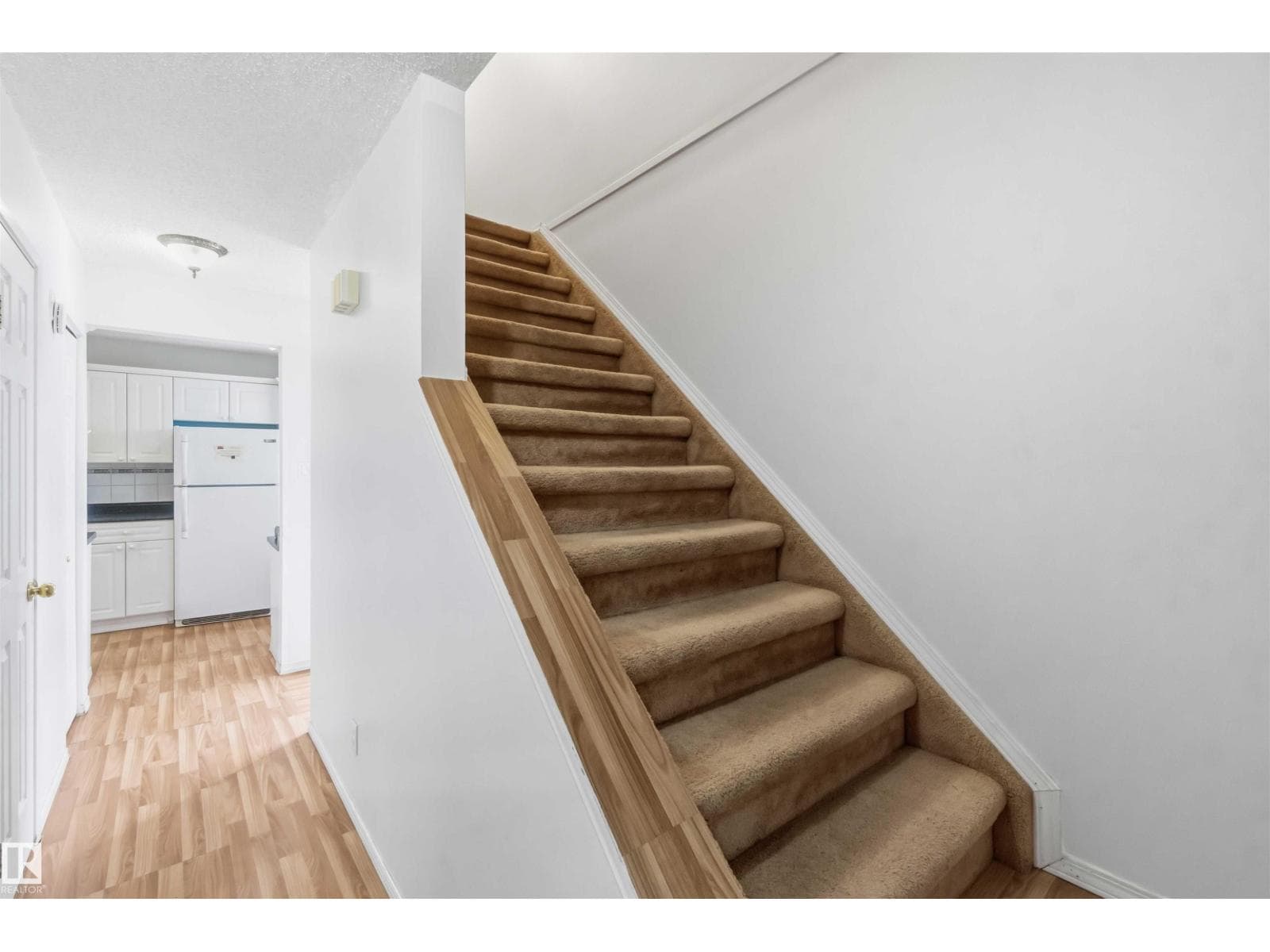 140 PRIMROSE GARDENS GD NW — photo 5