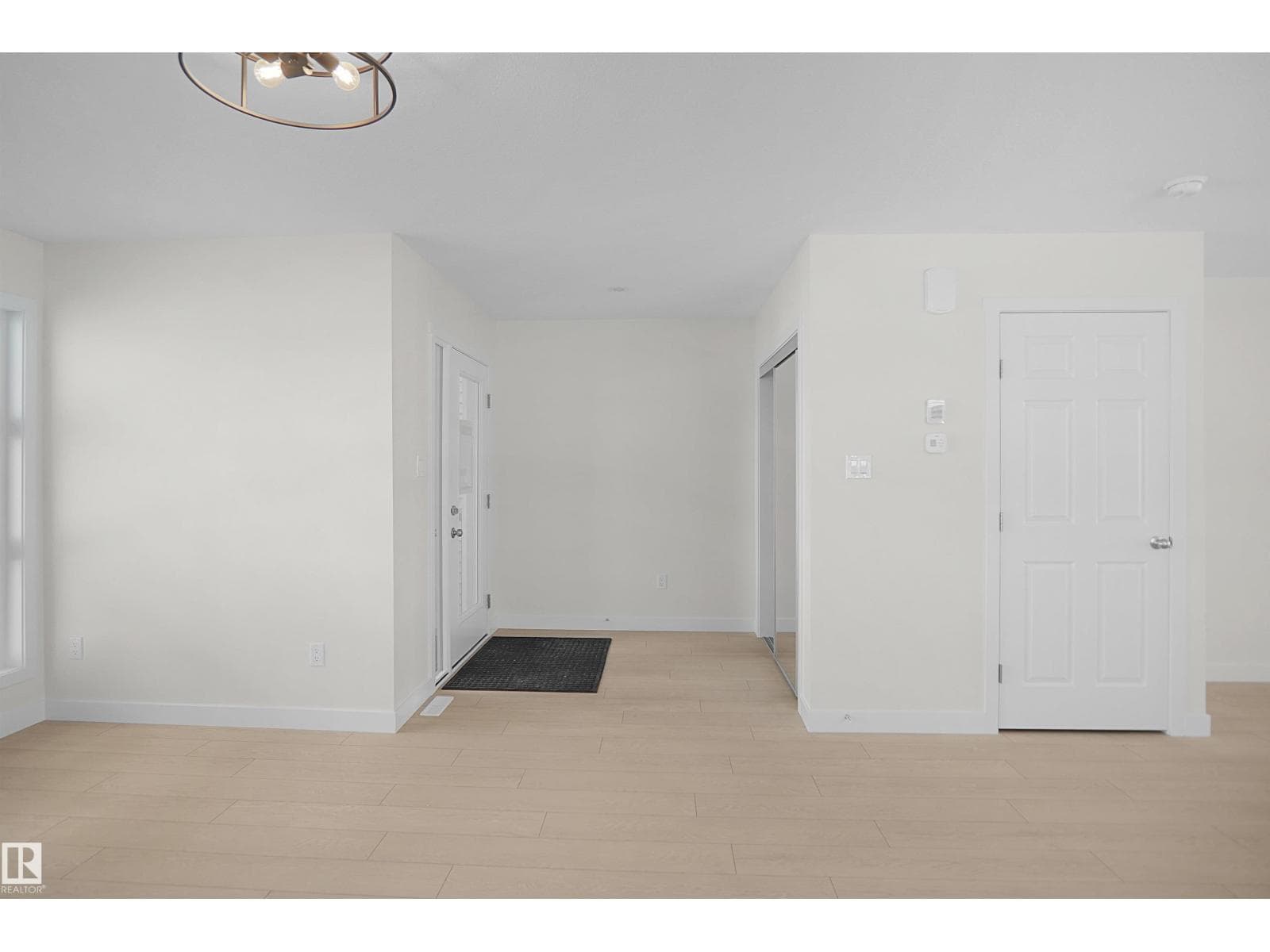 19492 21 AV NW — photo 2