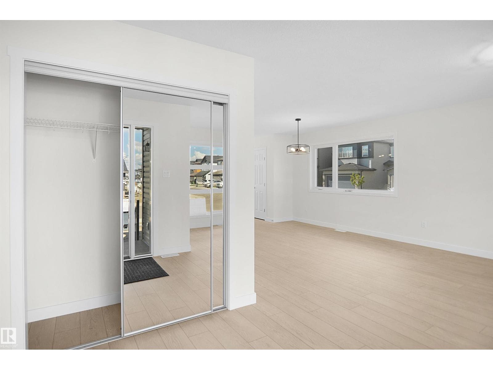 19492 21 AV NW — photo 3