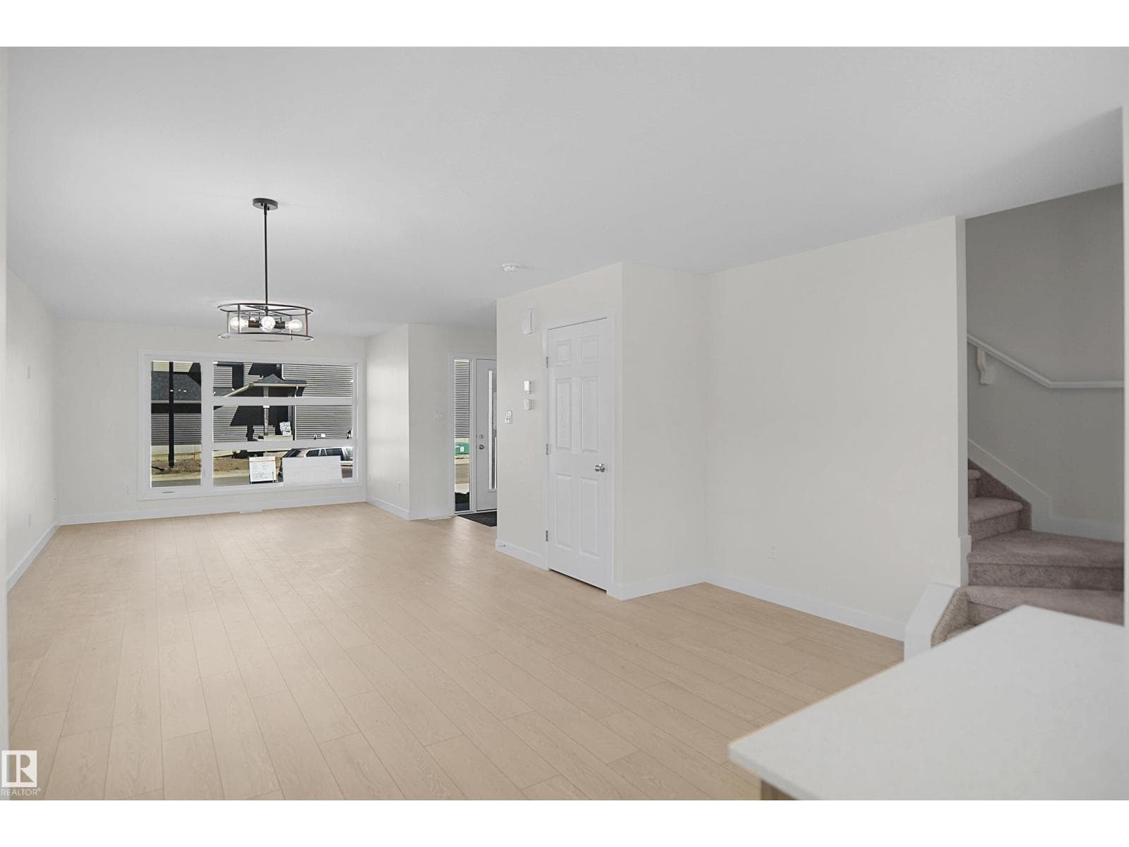 19492 21 AV NW — photo 4