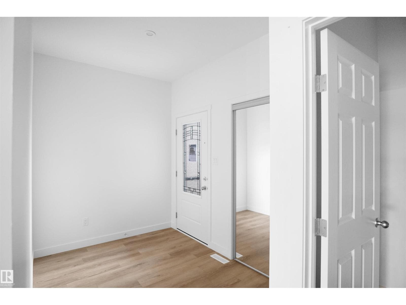 1631 11 AV NW — photo 2