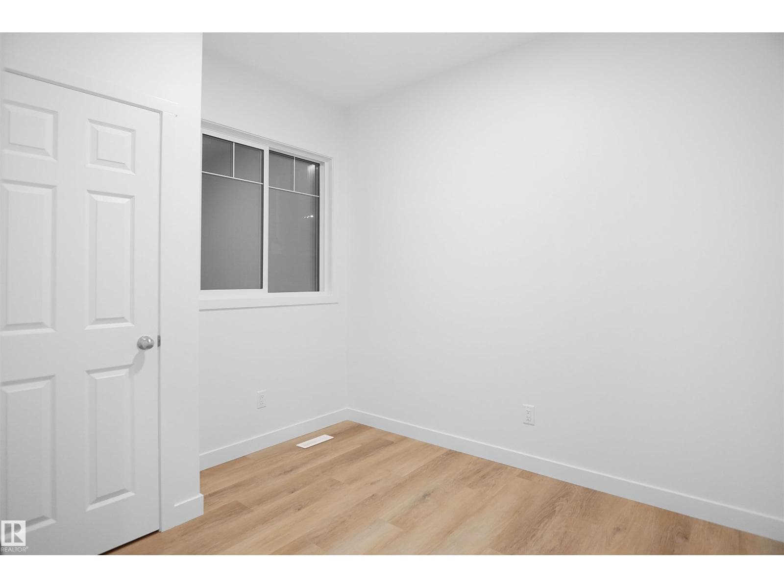 1209 11 AV NW — photo 4