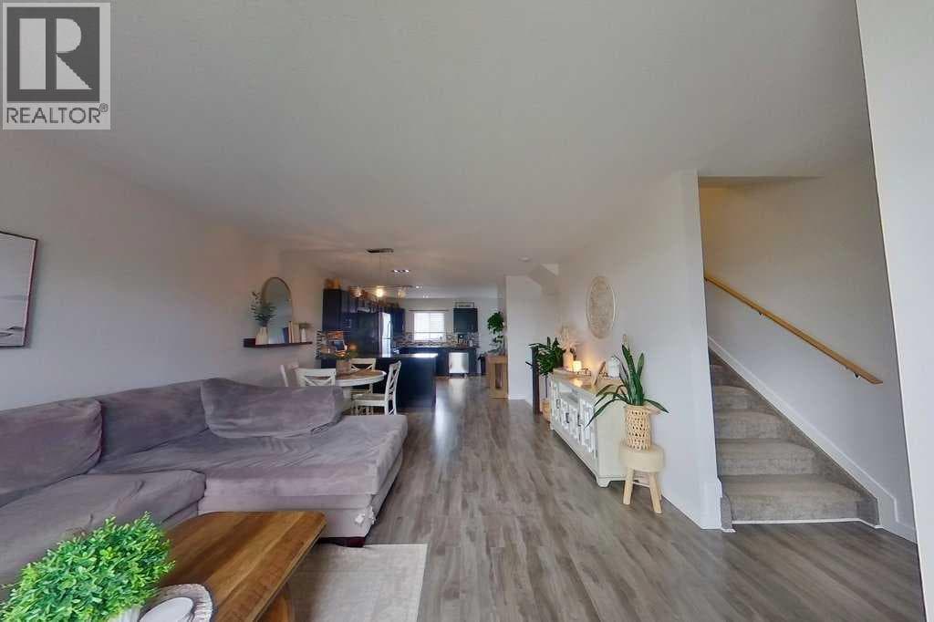 345 17 Street E — photo 3