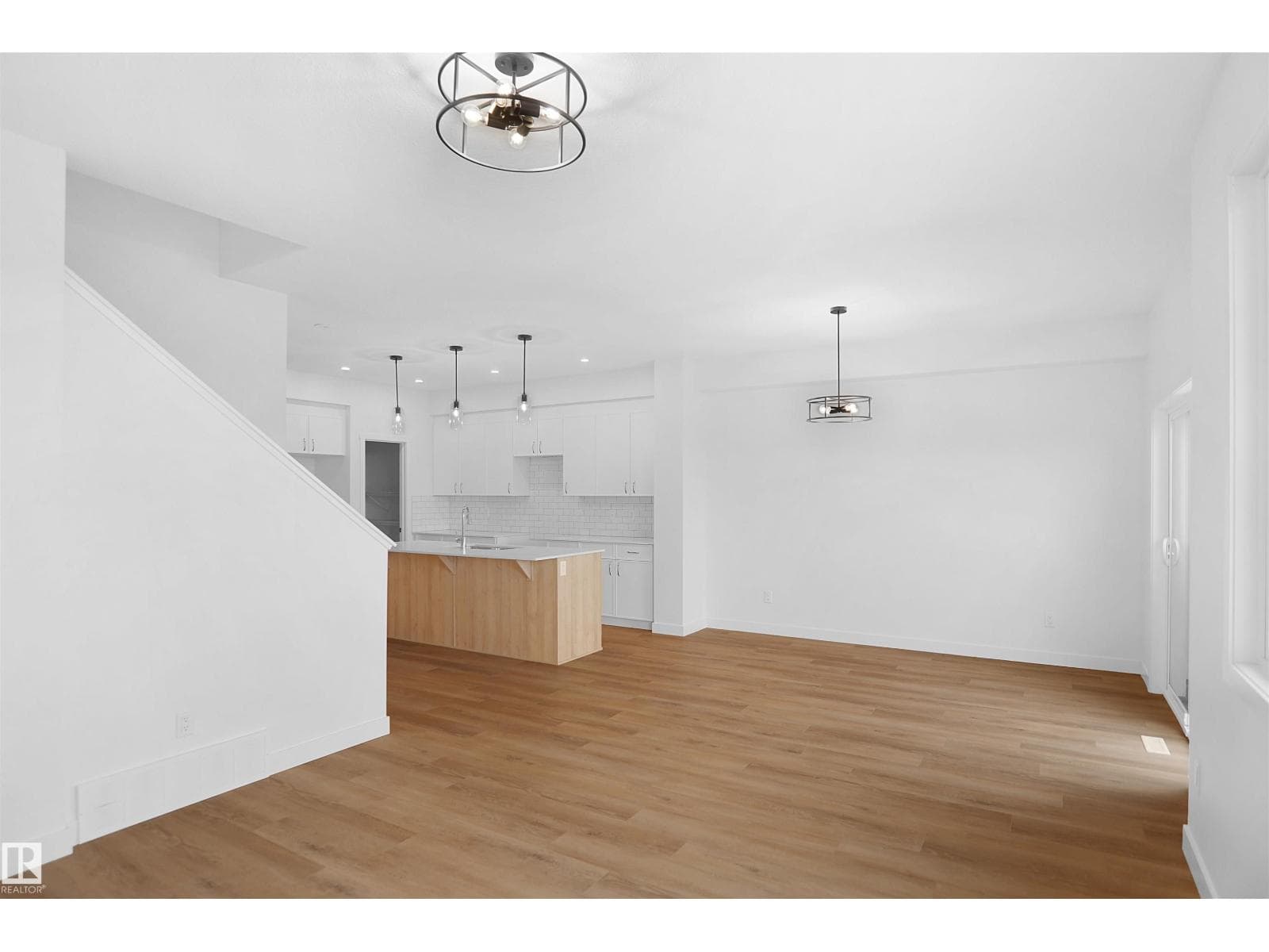 956 17 AV NW — photo 3