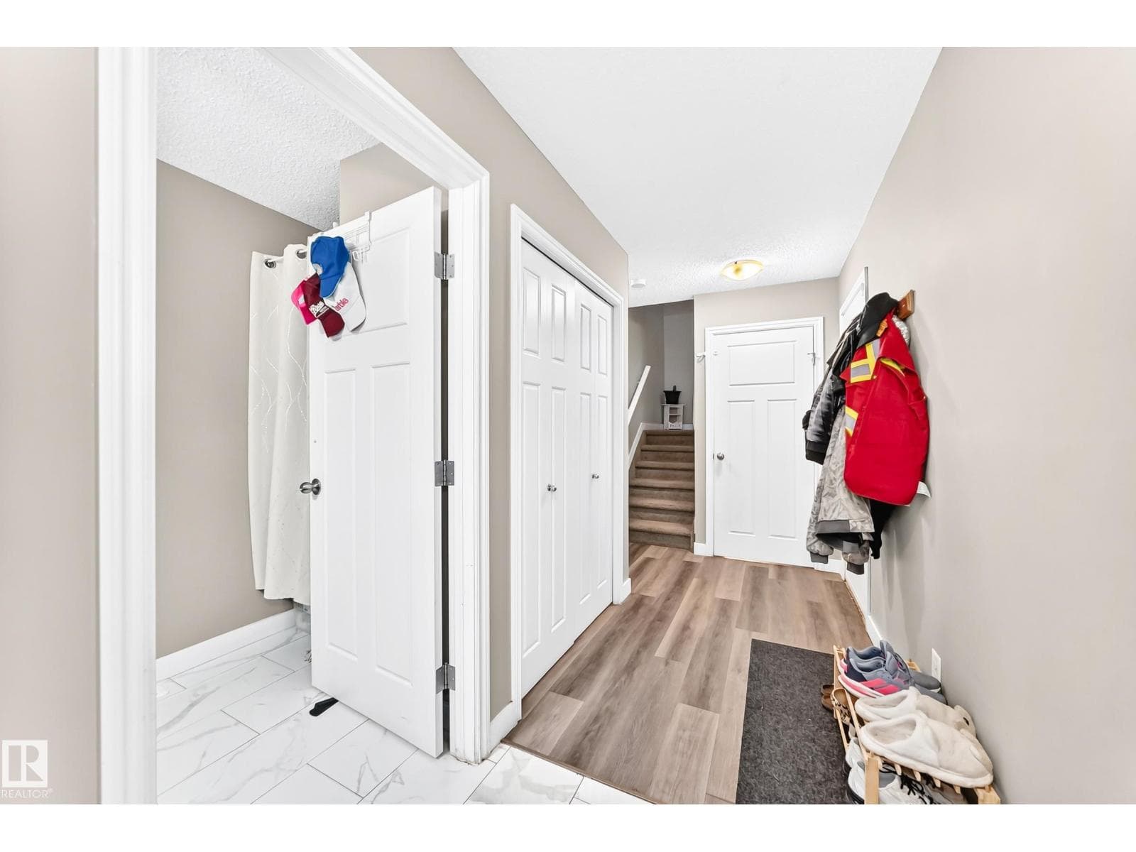 6123 13 AV SW — photo 4
