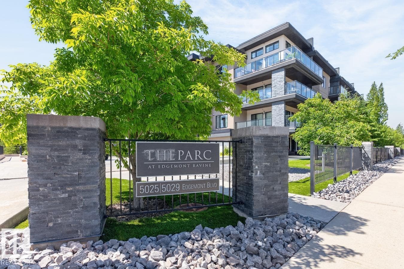 #207 5025 EDGEMONT BV NW