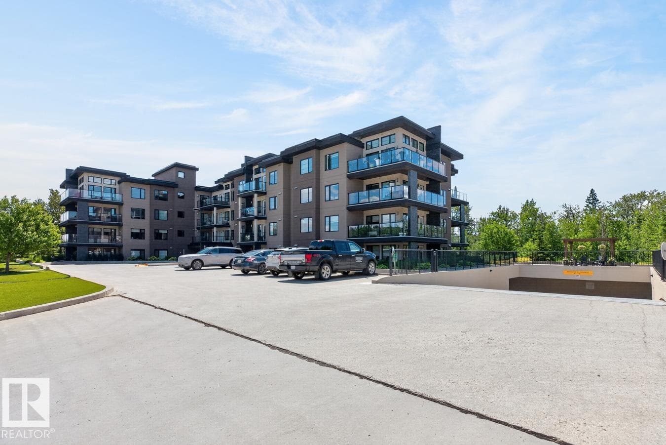 #207 5025 EDGEMONT BV NW — photo 3