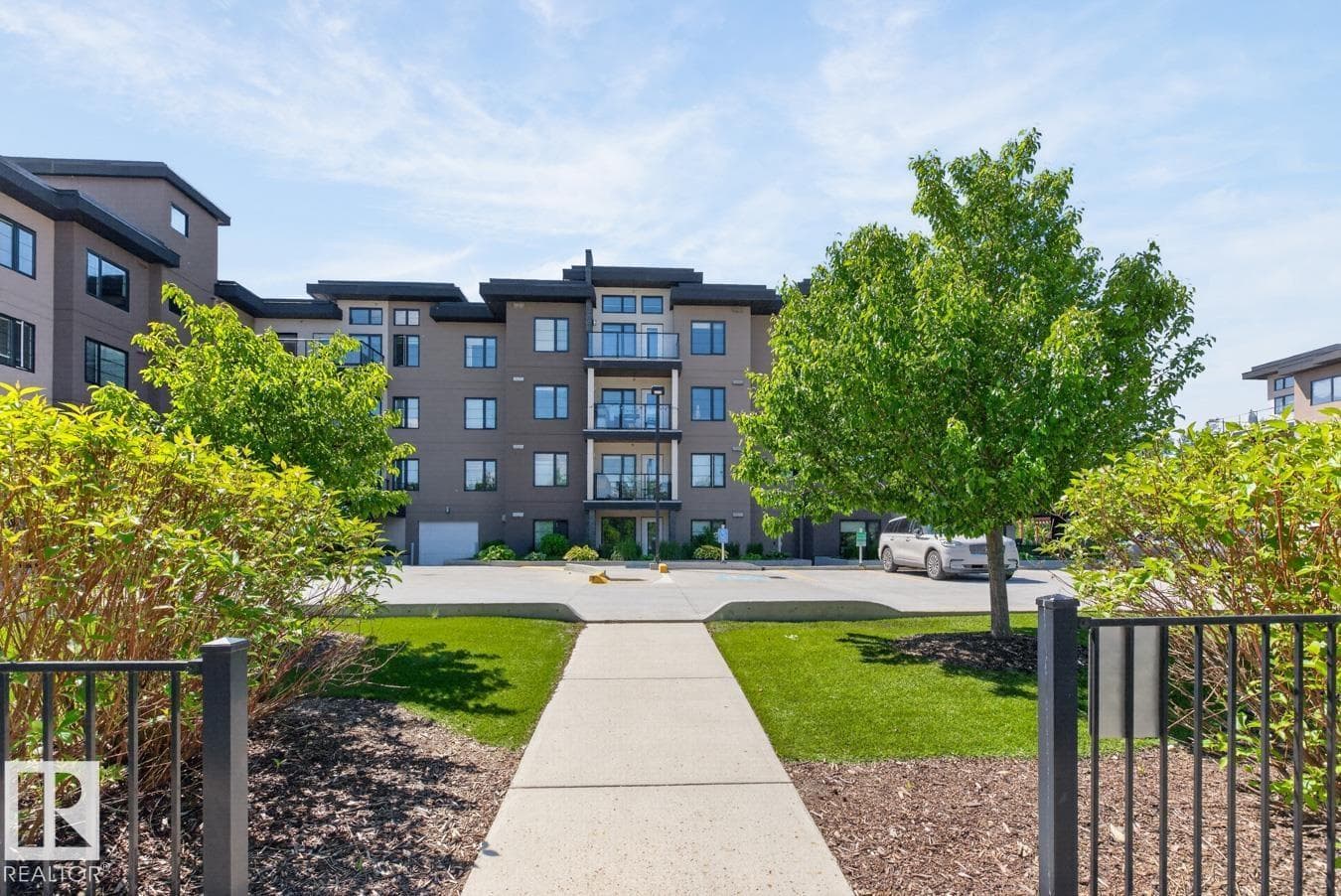 #207 5025 EDGEMONT BV NW — photo 4