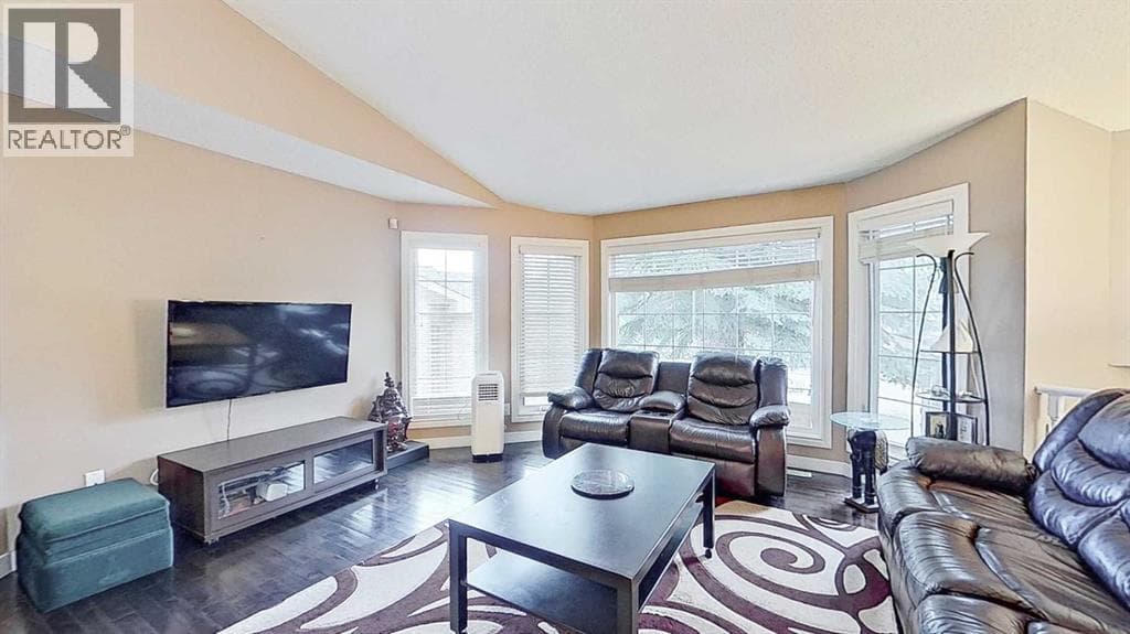 109 Edgebrook Gardens NW — photo 4