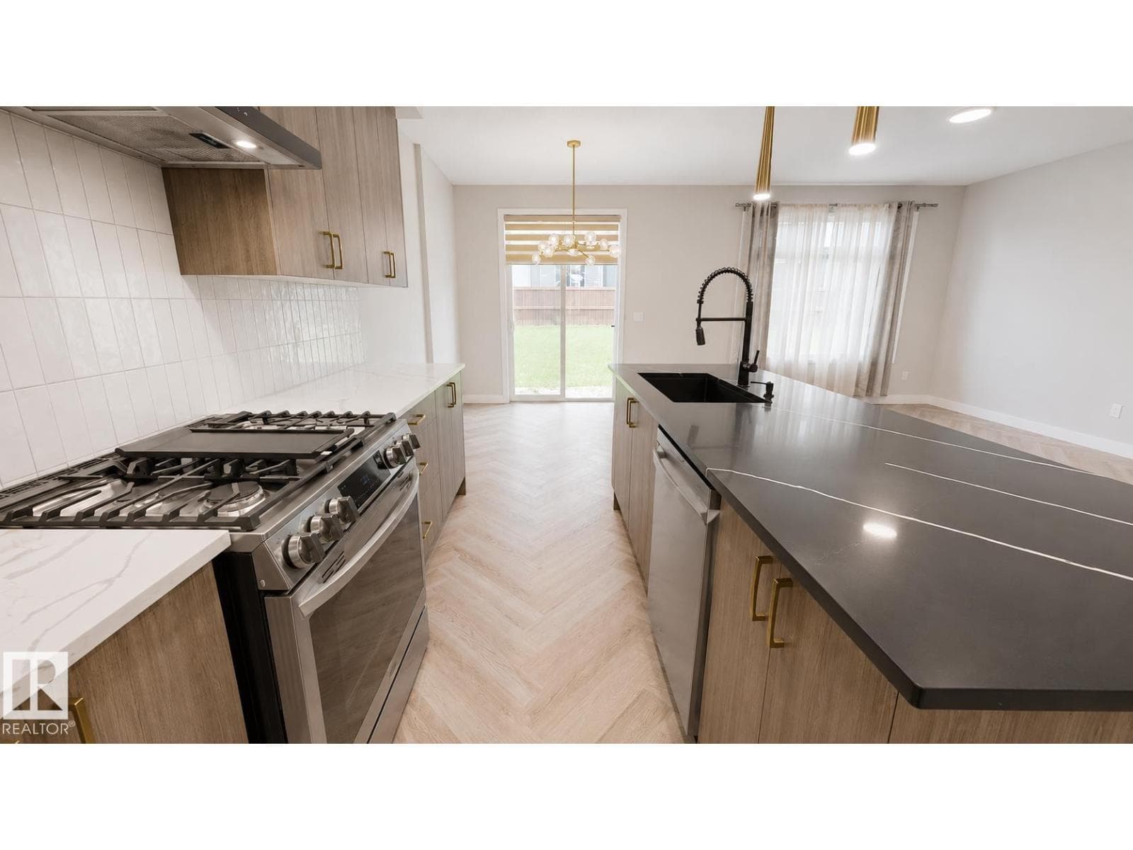 6404 27 AV SW — photo 5