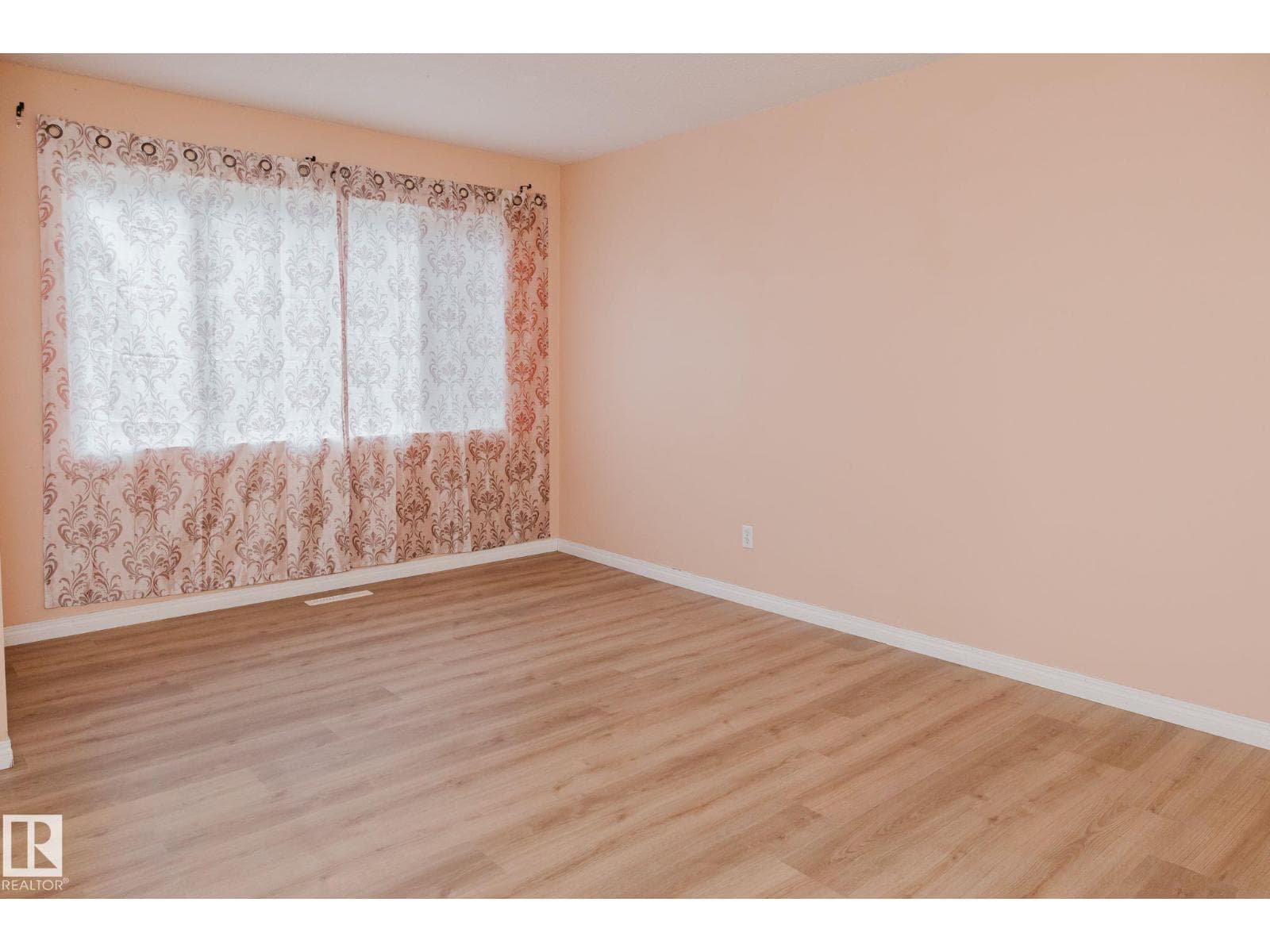 196 ROSELAND VG NW — photo 2