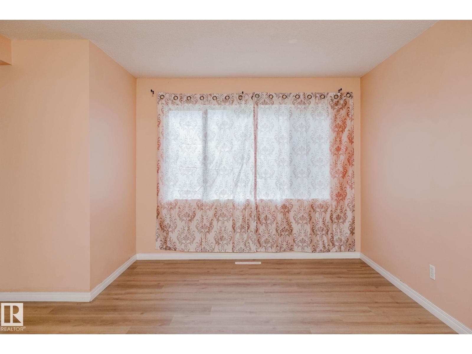 196 ROSELAND VG NW — photo 3