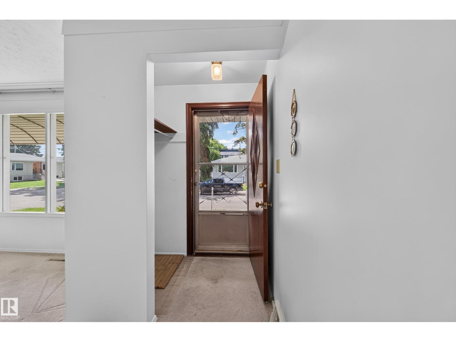 7704 104 AV NW — photo 2