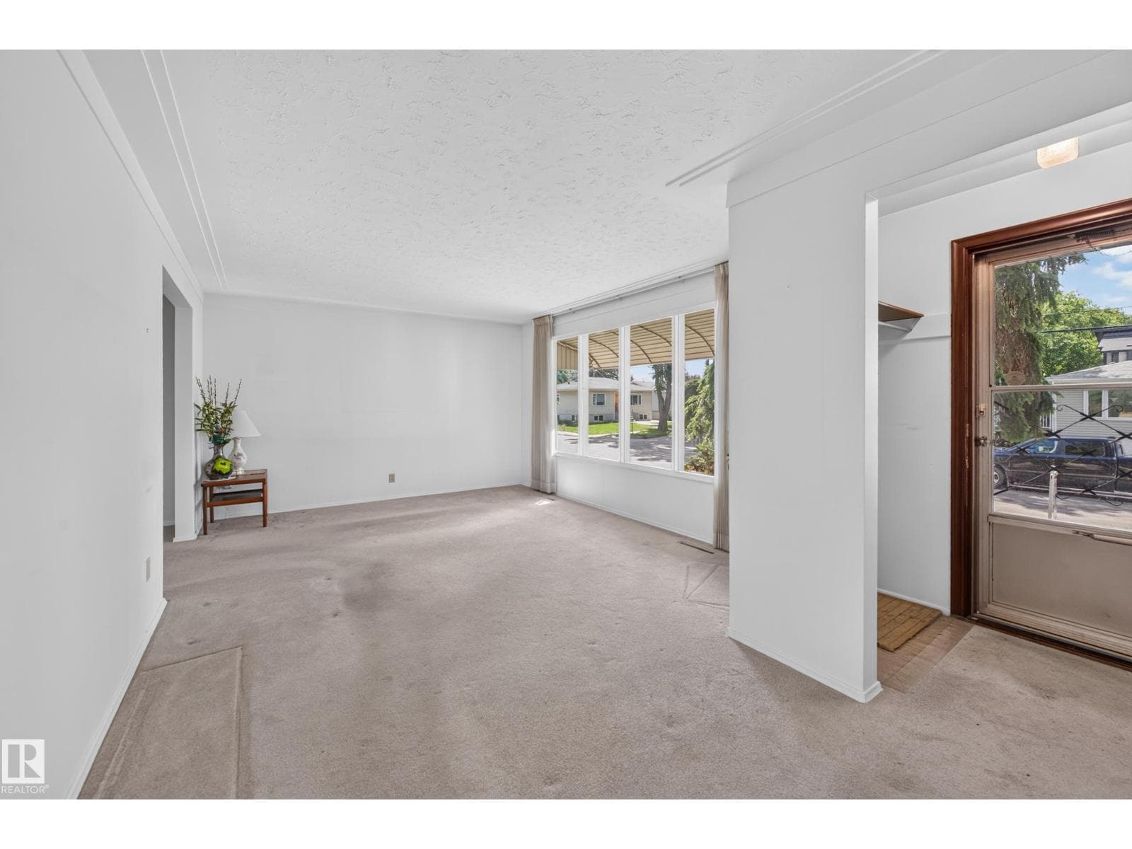 7704 104 AV NW — photo 3