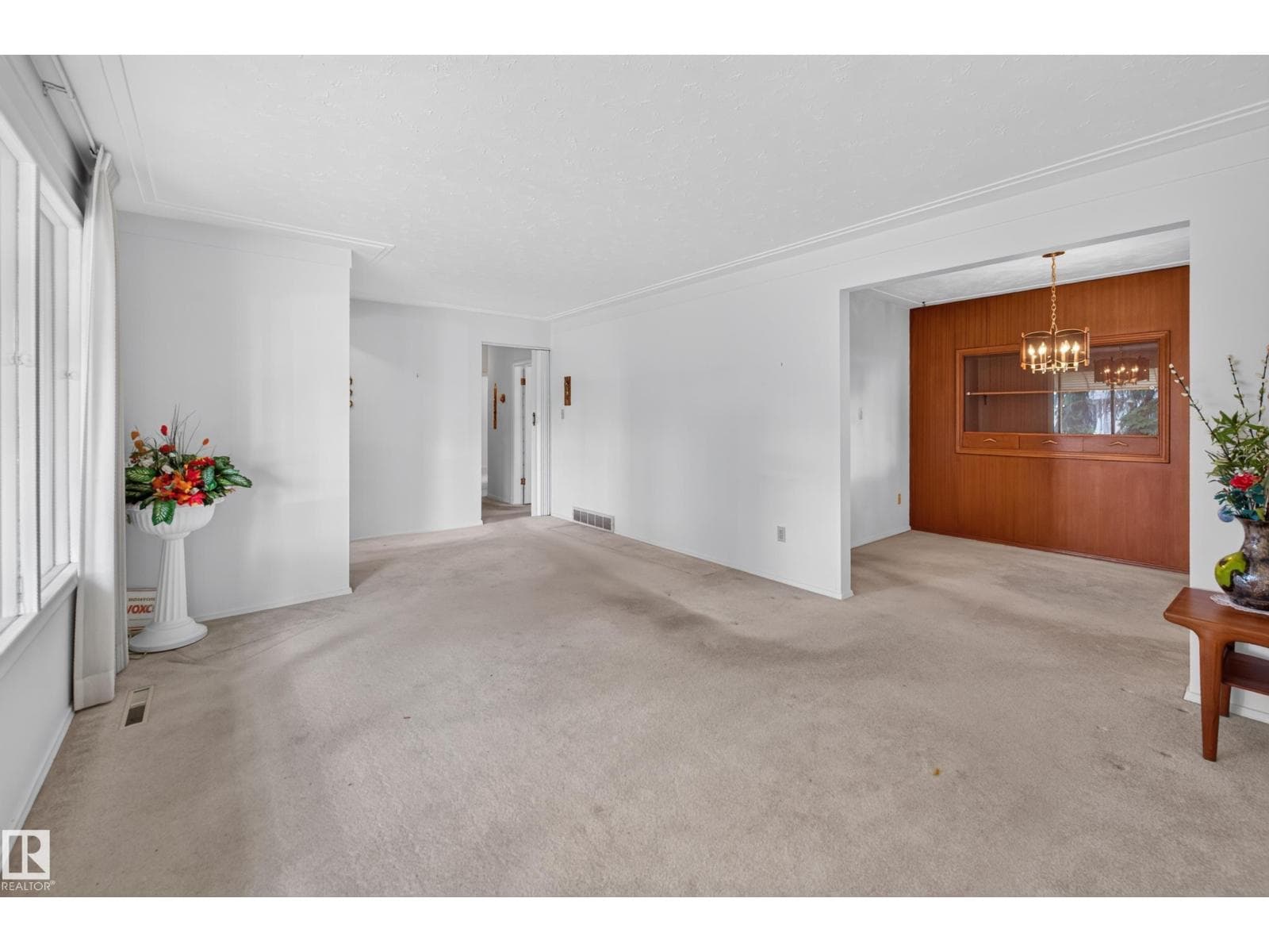 7704 104 AV NW — photo 5