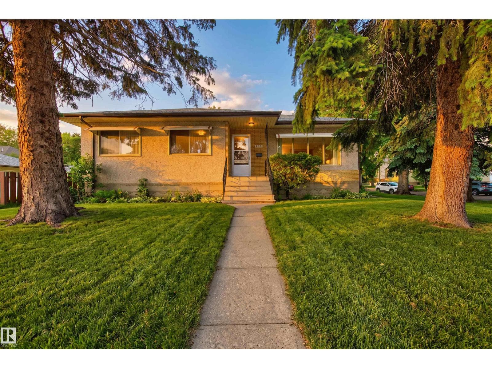 7704 104 AV NW