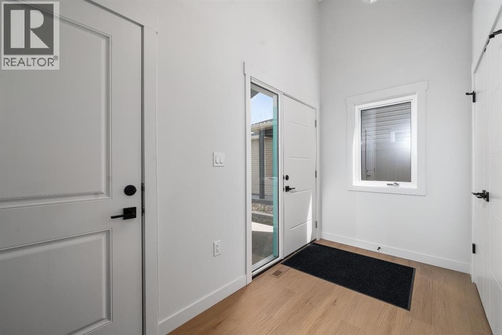 367 Sterling Crescent SE — photo 2