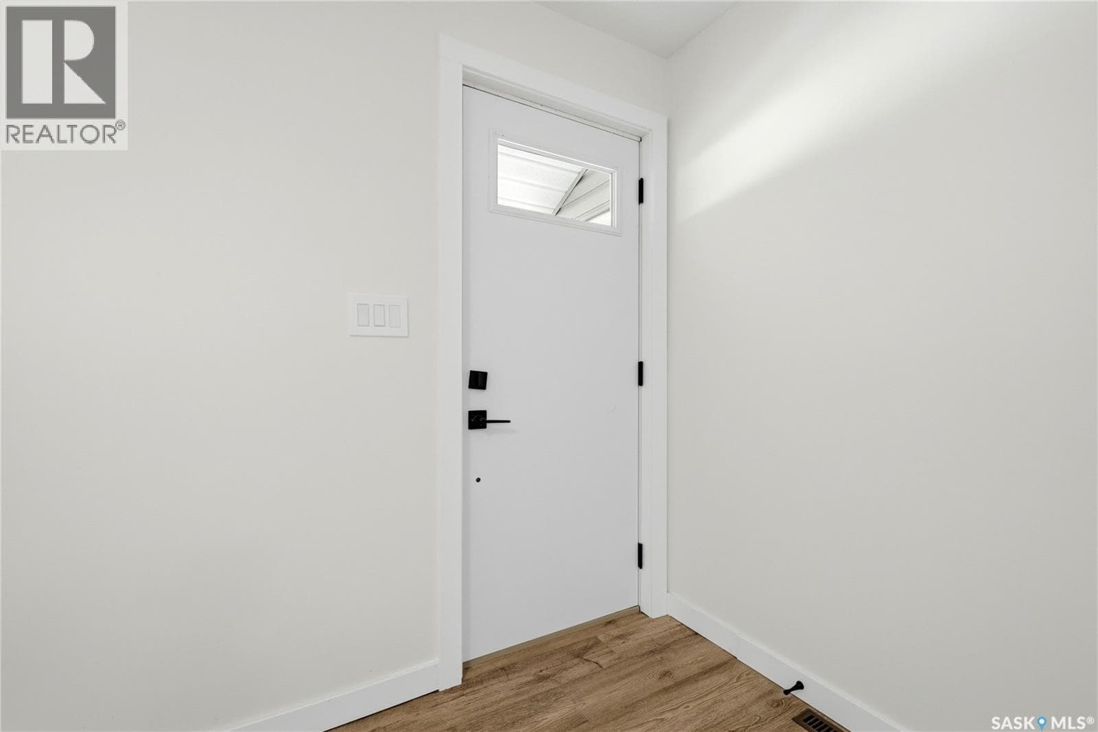1736 Connaught STREET — photo 3