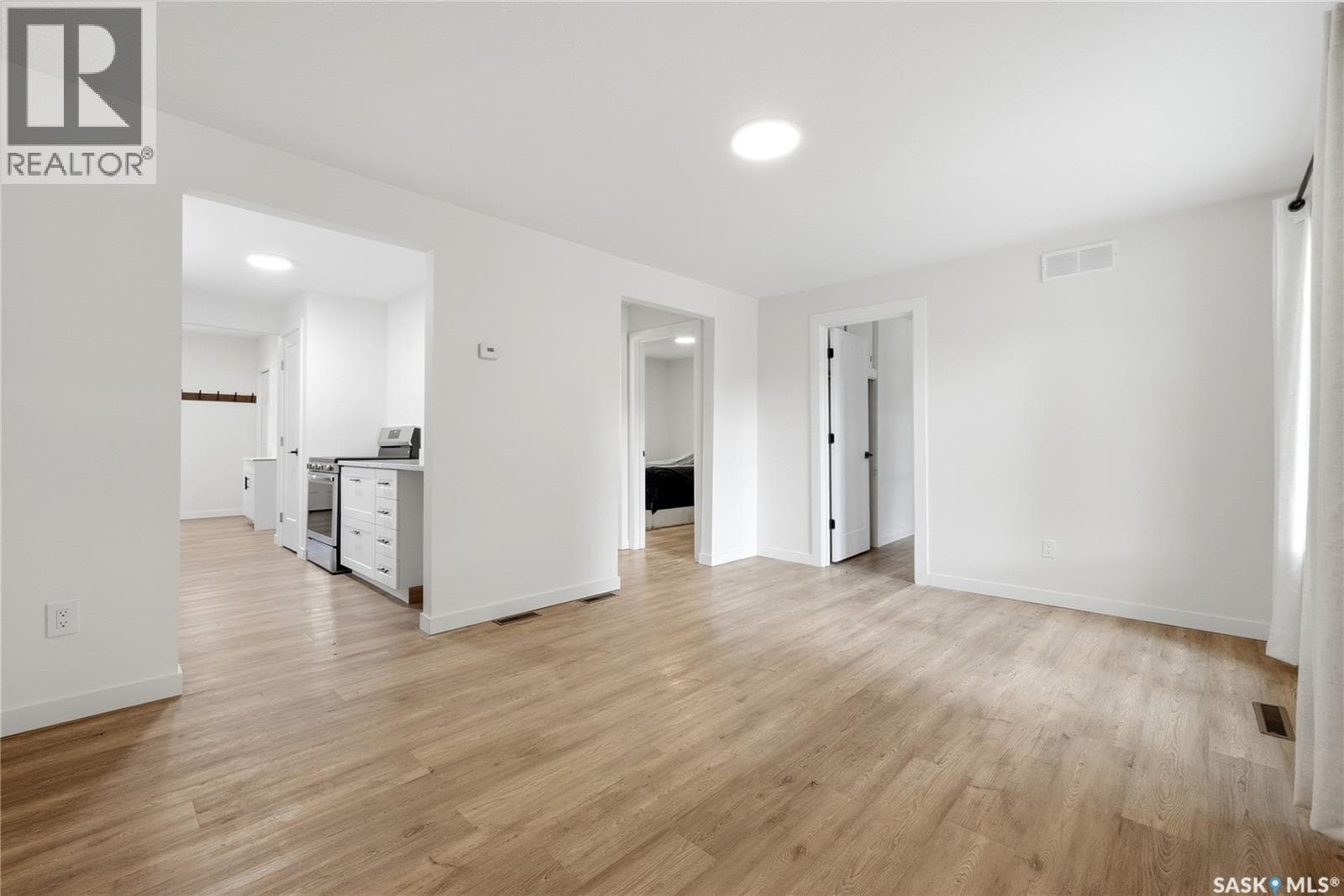1736 Connaught STREET — photo 4