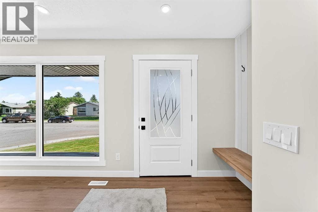 704 Malvern Drive NE — photo 2