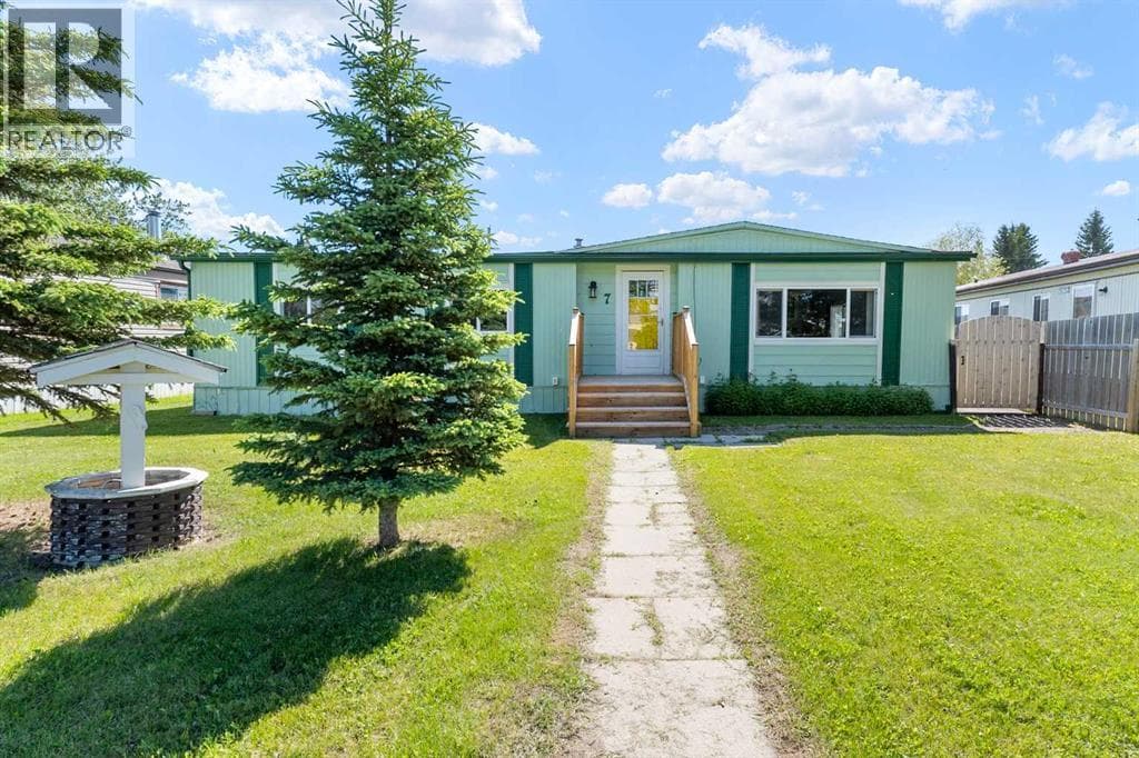 7 Tamarack Crescent NW