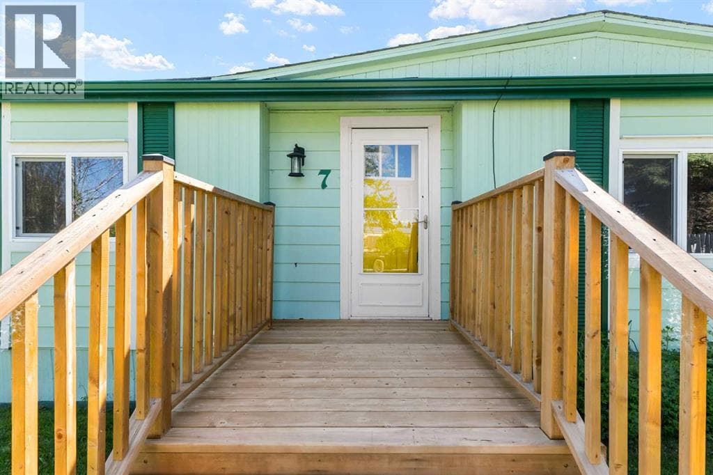 7 Tamarack Crescent NW — photo 2