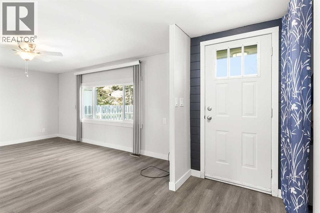 7 Tamarack Crescent NW — photo 3