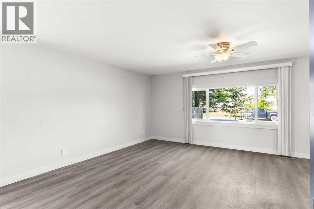 7 Tamarack Crescent NW — photo 4