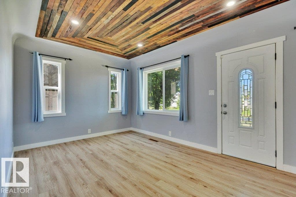 5019 49 Street — photo 5