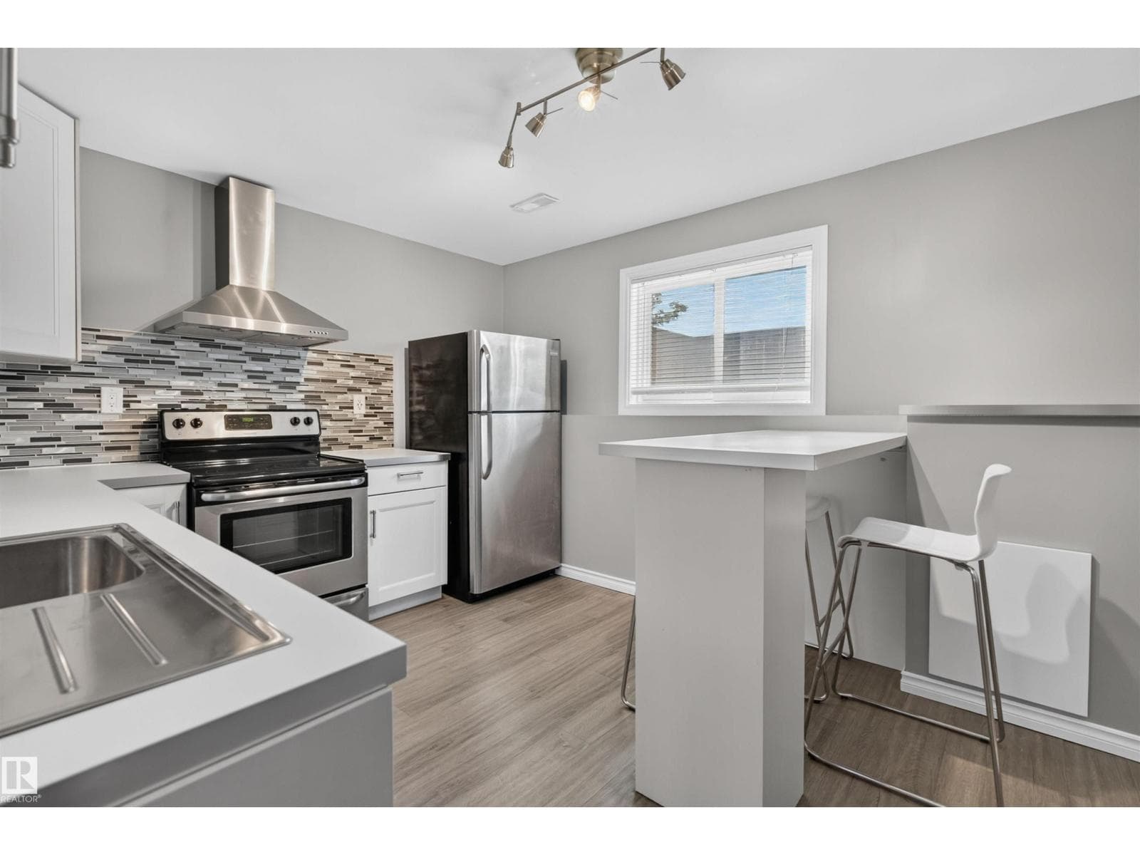 18303 76 AV NW — photo 2