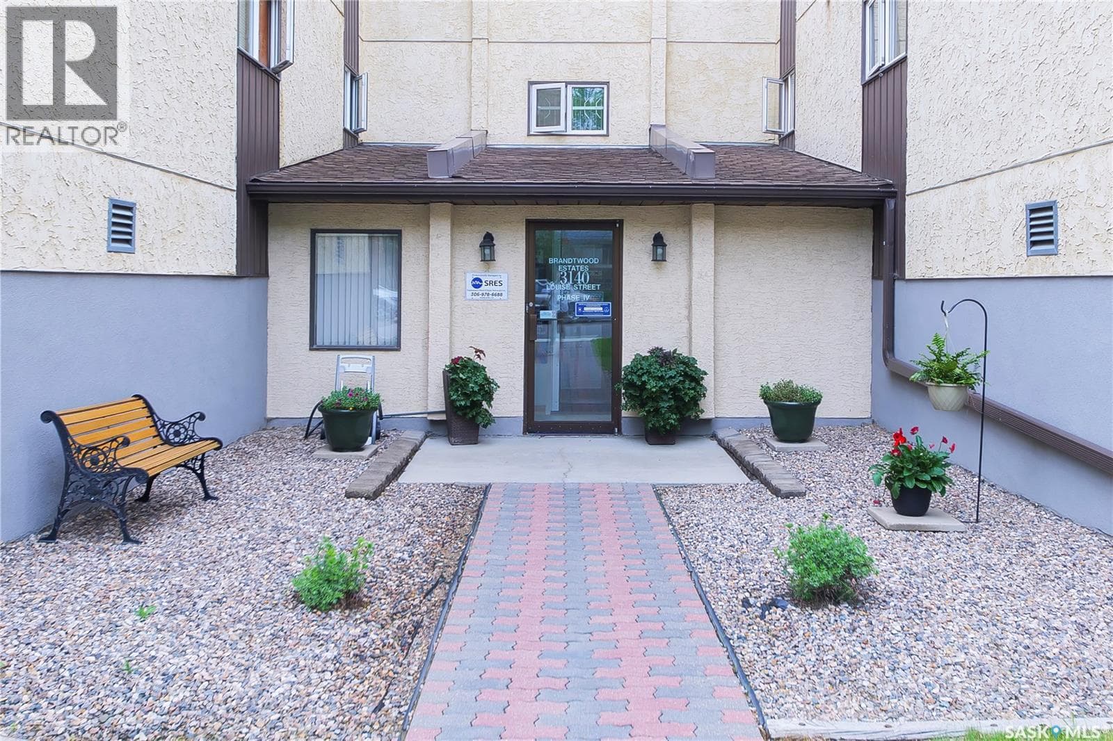201 3140 Louise STREET — photo 3