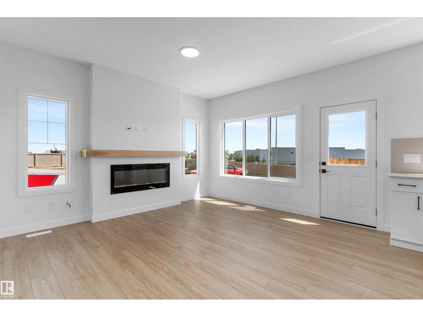 20707 40 AV NW — photo 3