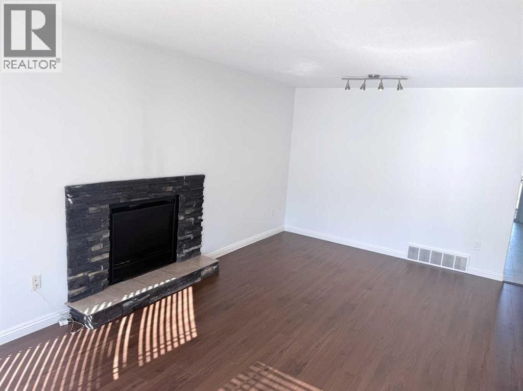 9636 100 Avenue — photo 3
