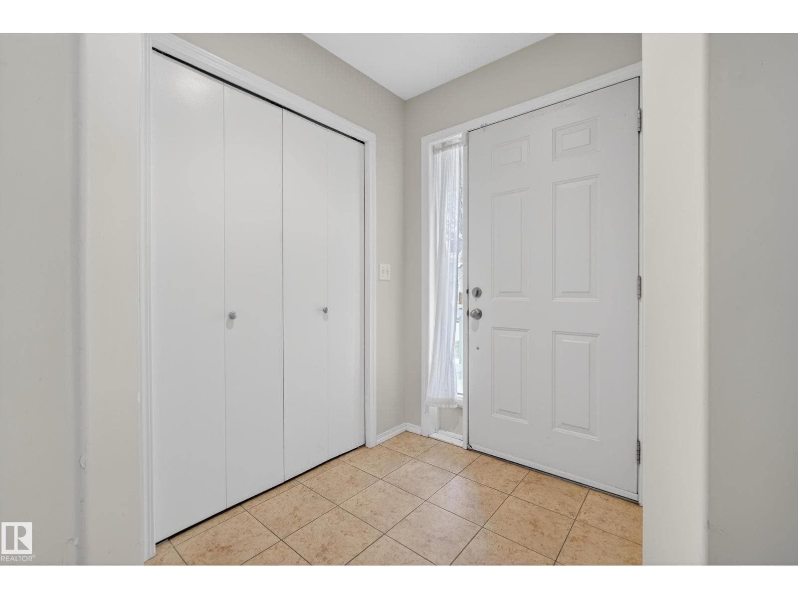 8721 88 AV NW — photo 4