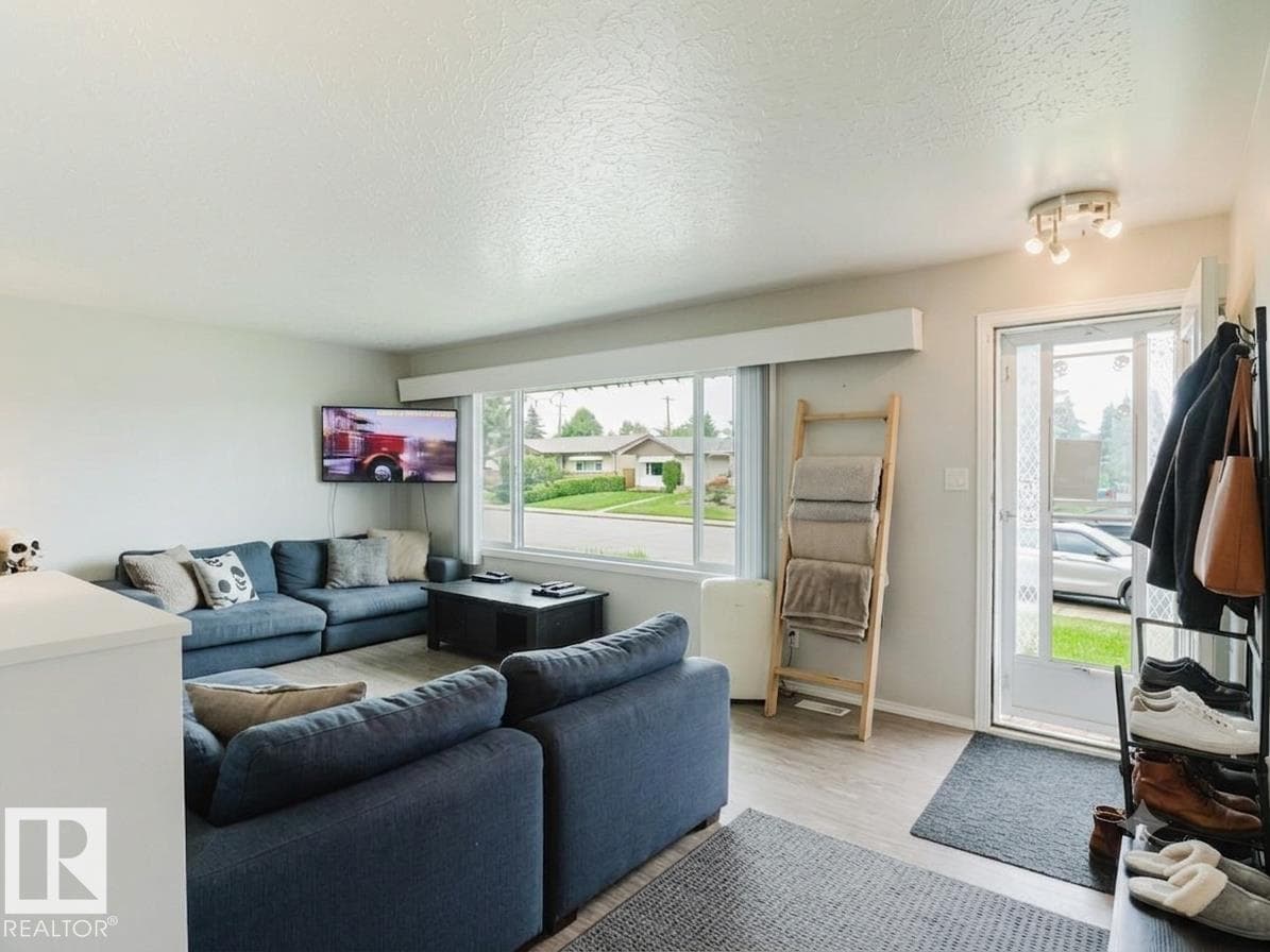 7515 130 AV NW — photo 4