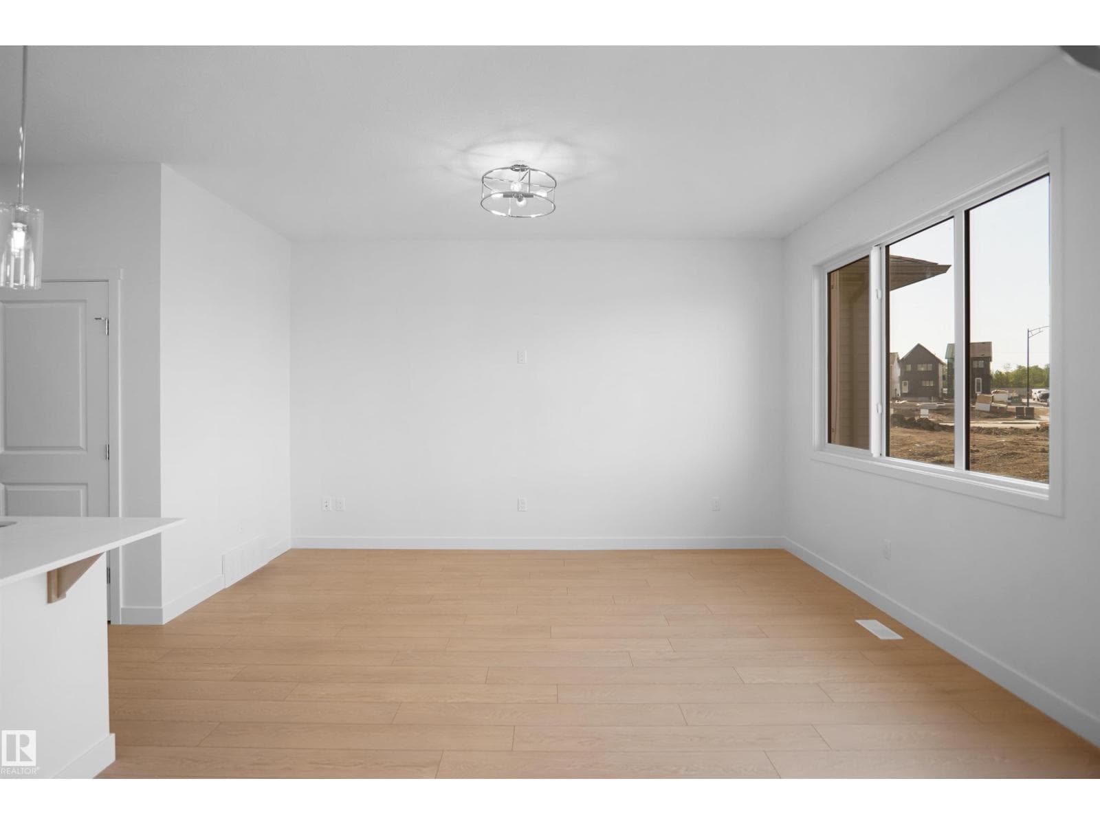 952 17 AV NW — photo 5