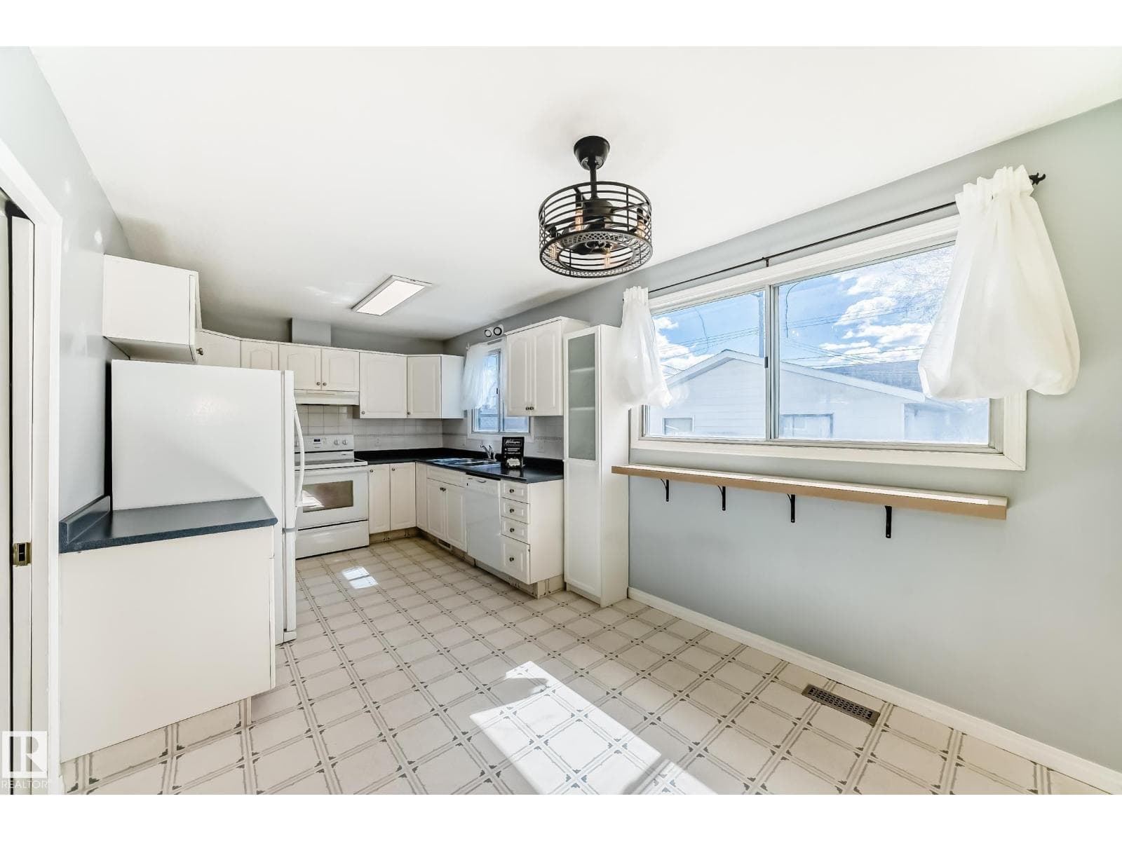 7317 83 AV NW — photo 5