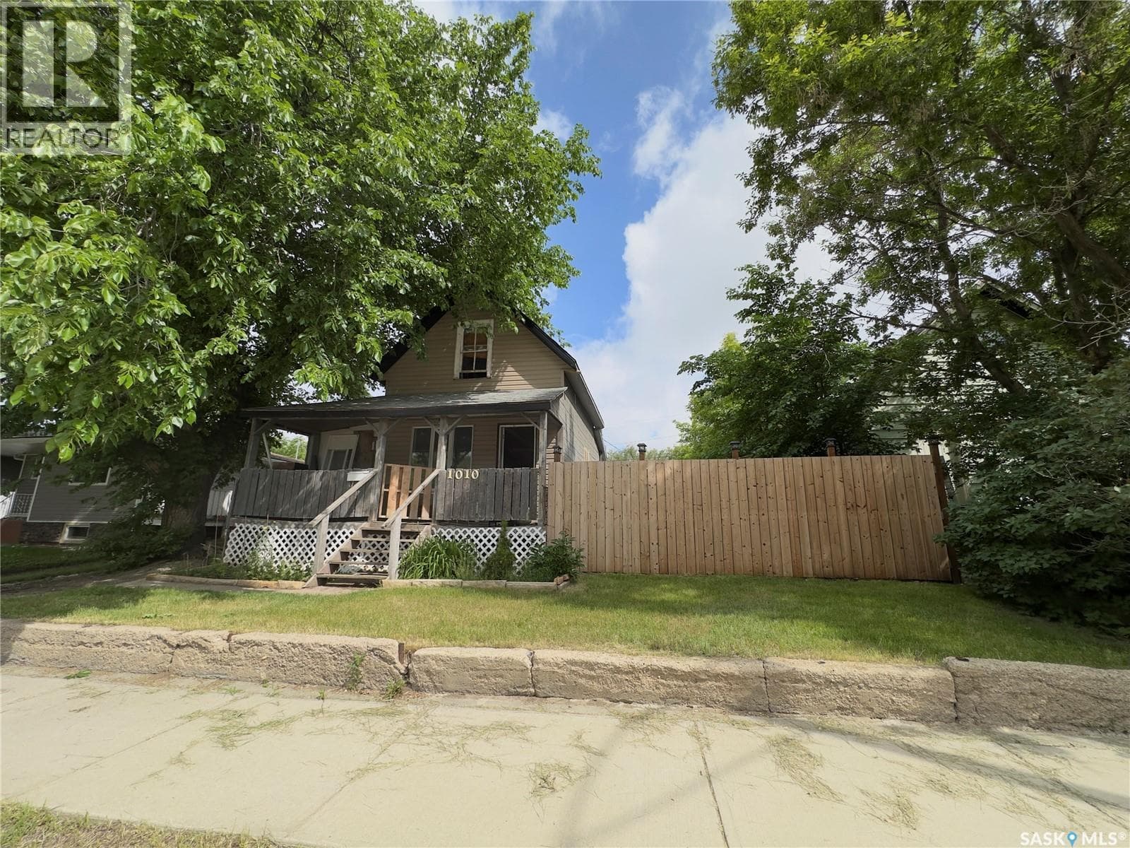 1010 Athabasca STREET E