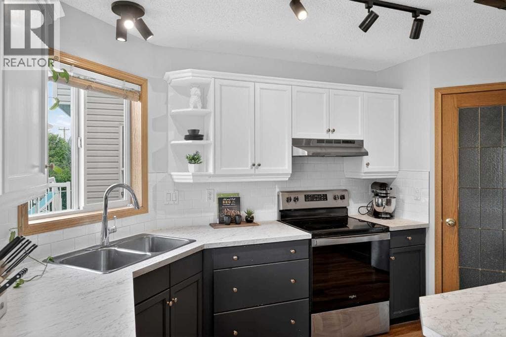 3 bed 3 bath single family at 72 Springs Crescent SE — $535,000 — photo 8