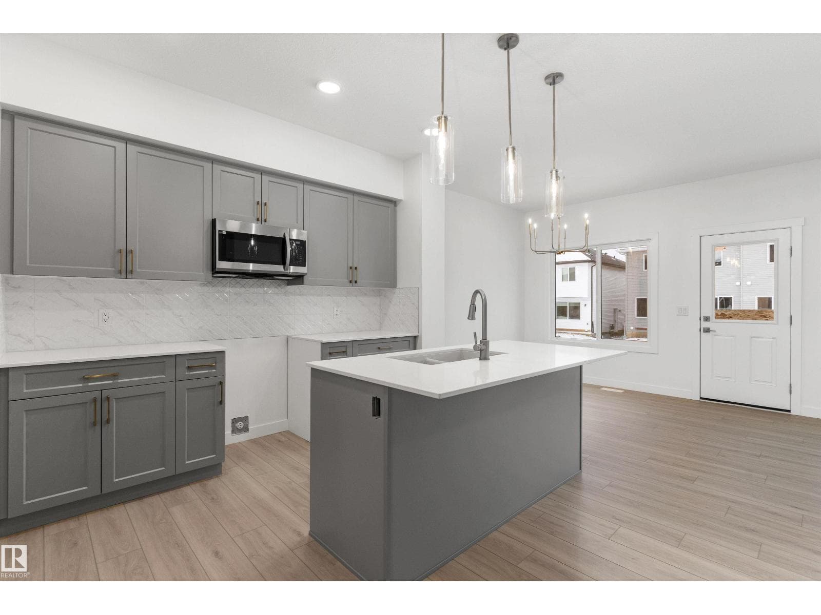 913 19 AV NW — photo 4