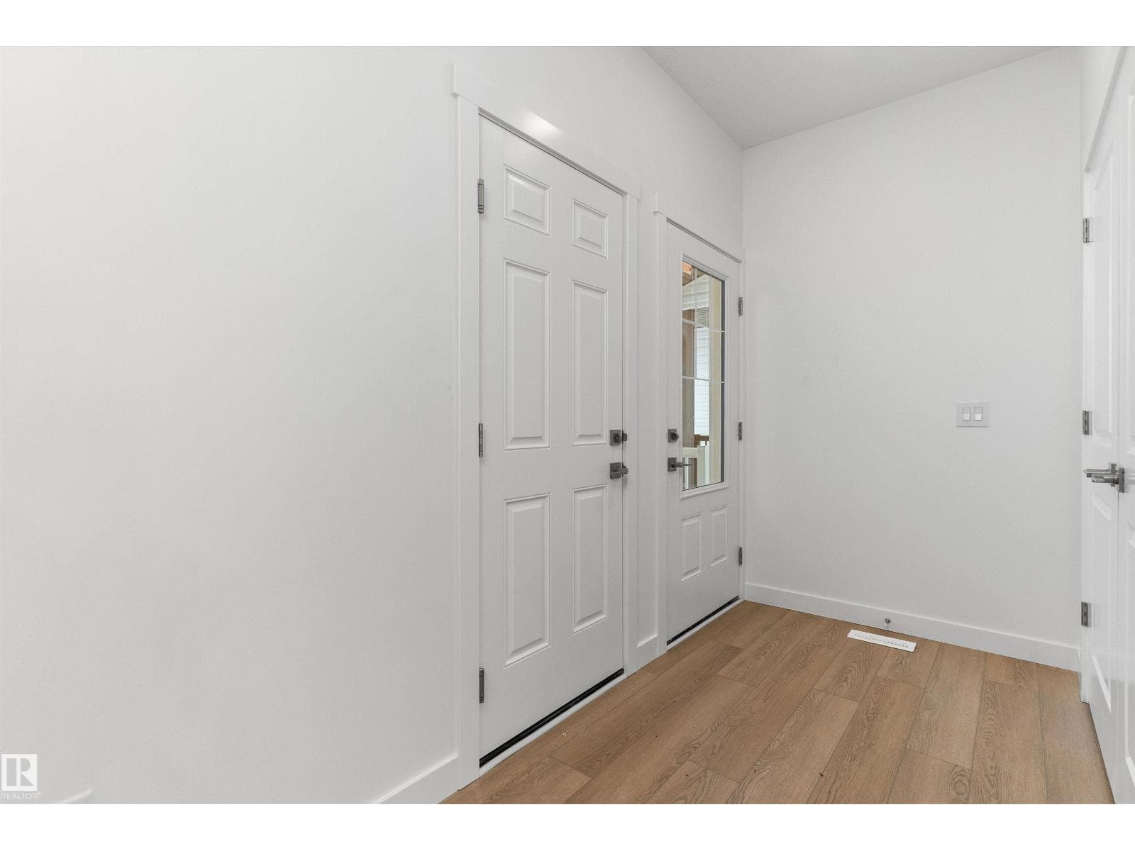 919 19 AV NW — photo 2