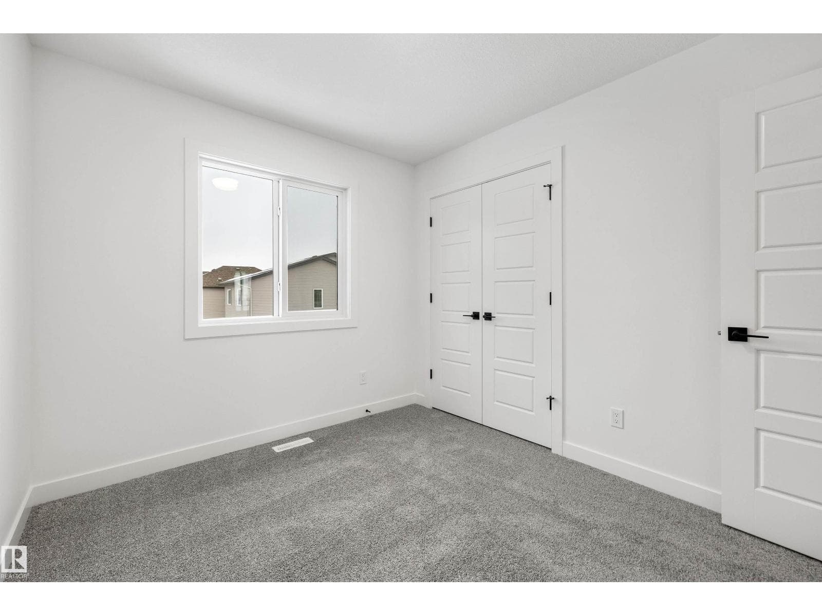 20820 40 AV NW — photo 2