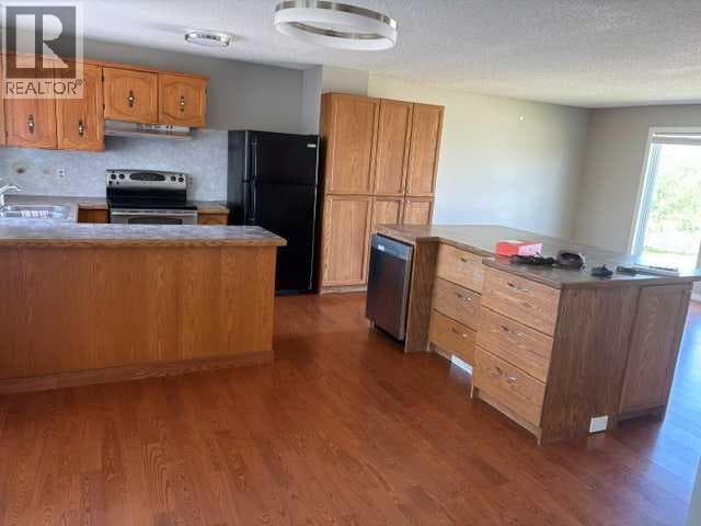 4422 54 Avenue — photo 3