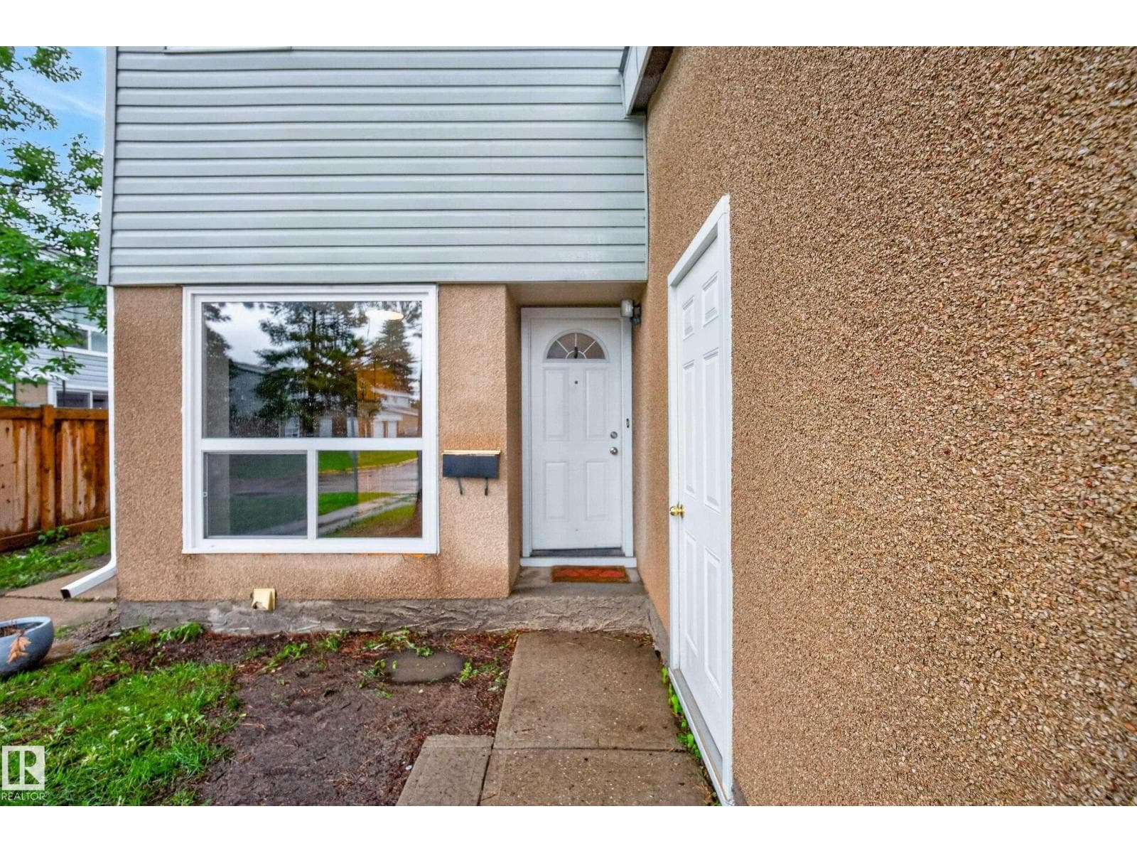 220 Grandin Village — photo 5
