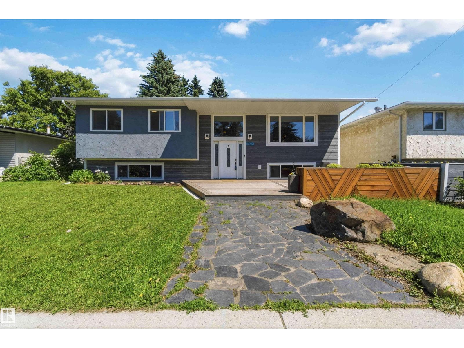 4227 40 AV — photo 2