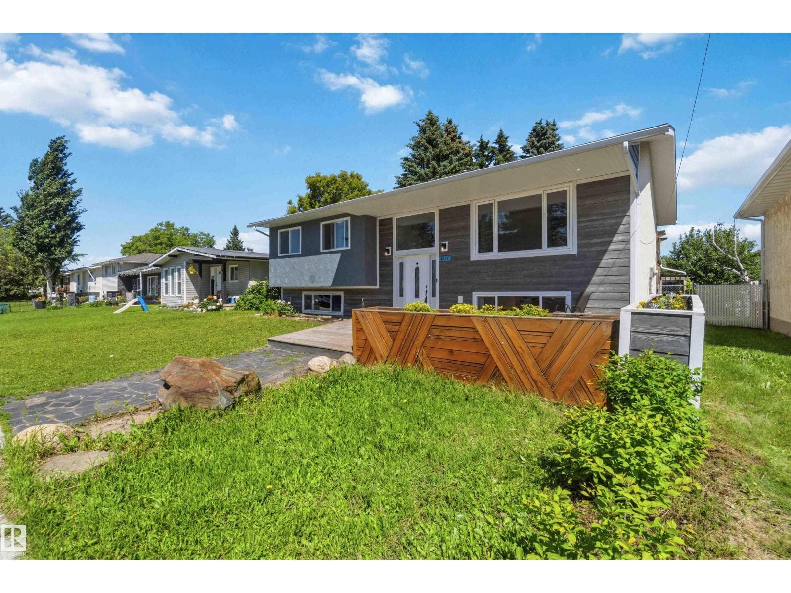 4227 40 AV — photo 3