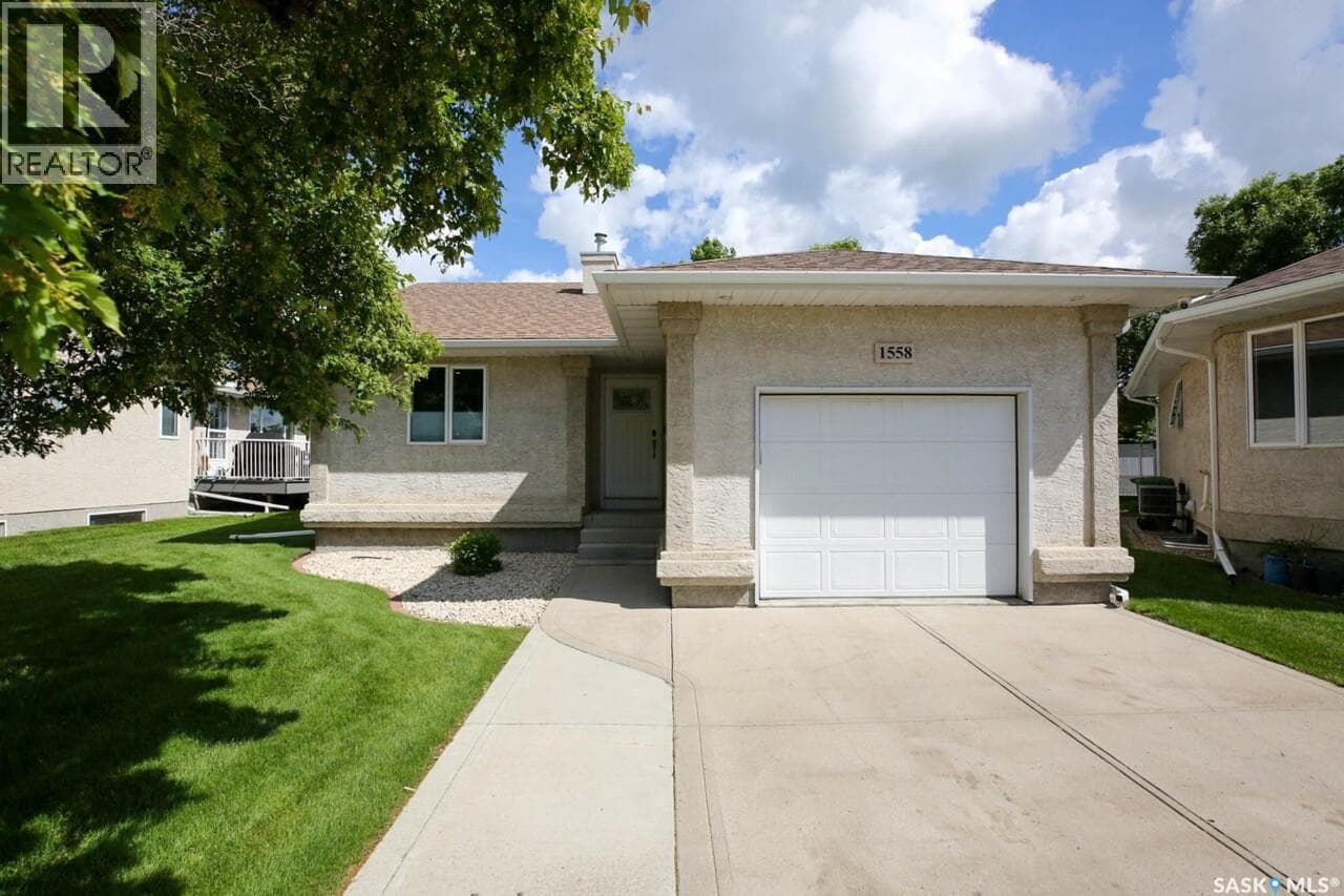 1558 DEWDNEY BAY E