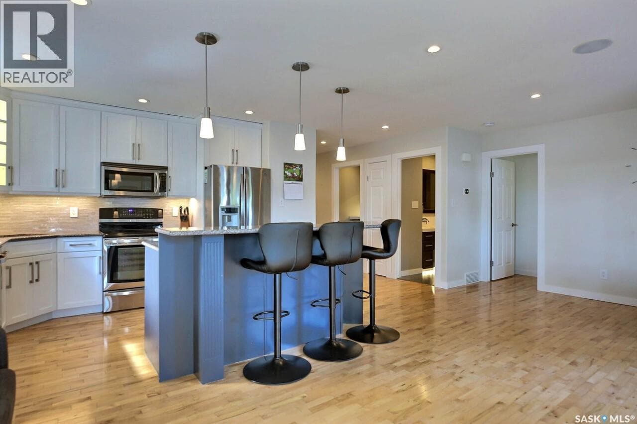 1558 DEWDNEY BAY E — photo 3